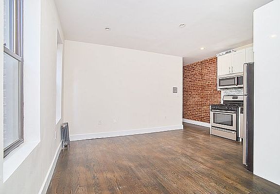 4th image of 720 W 180th St #26