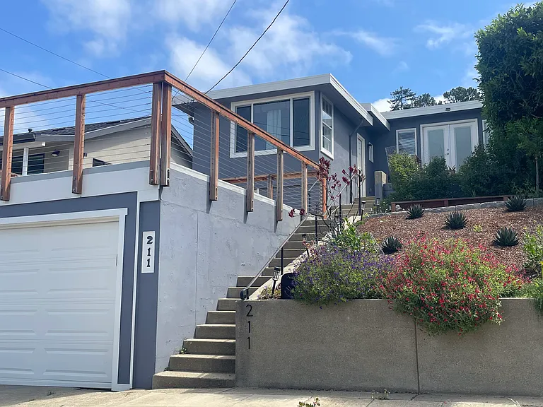 211 Cambridge Ave — Photo 1