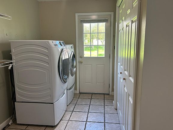 4th image of 3445 Portland Dr