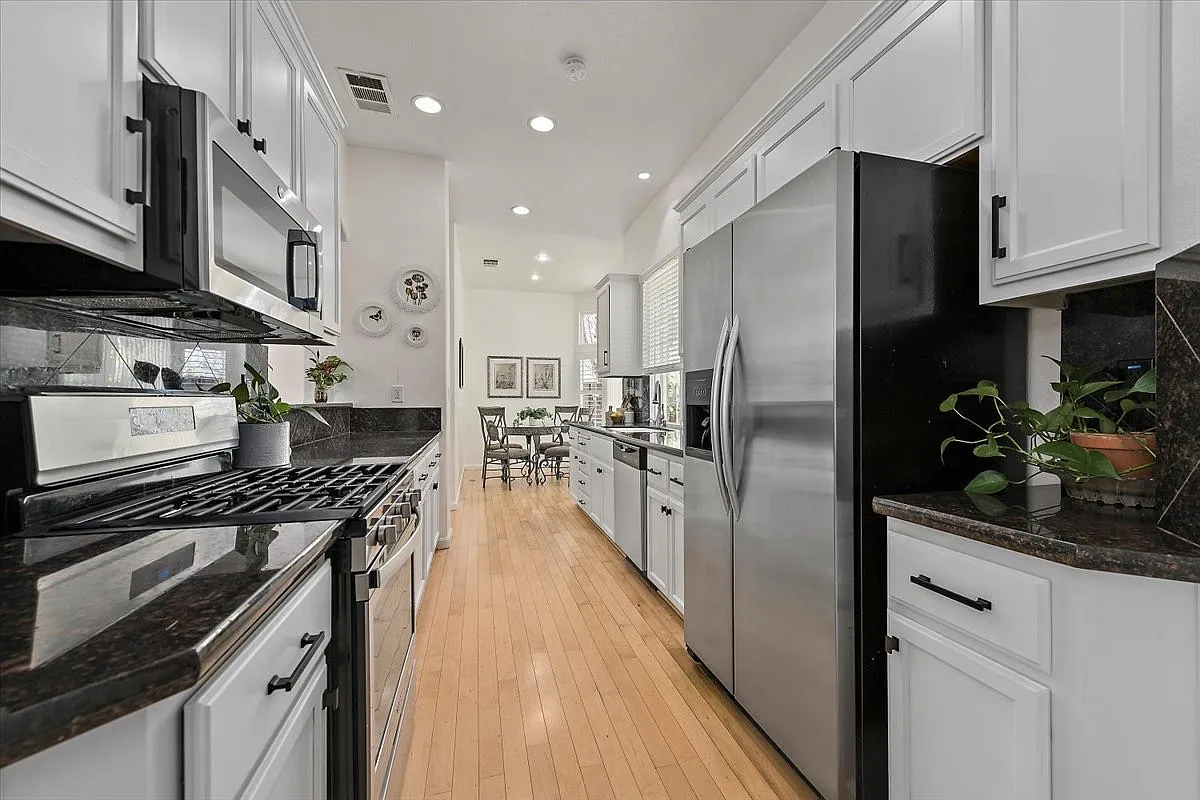 1 bed, 2.5 bath, 2266 sqft, $1,700 — Photo 2