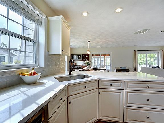5th image of 170 Beach Rd Unit 36