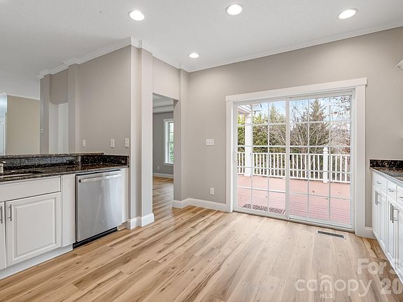 4th image of 402 Sweetbriar Rd N