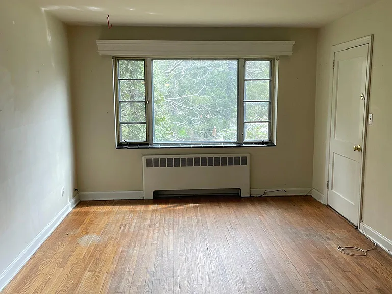 large living area overlooking Kimberly Avenue