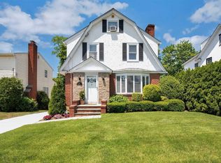 29 Ridge Dr, Manhasset, NY 11030