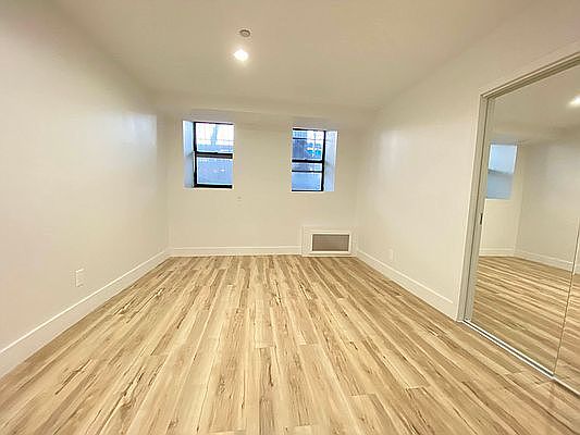 3rd image of 1035 Washington Ave APT Gr10