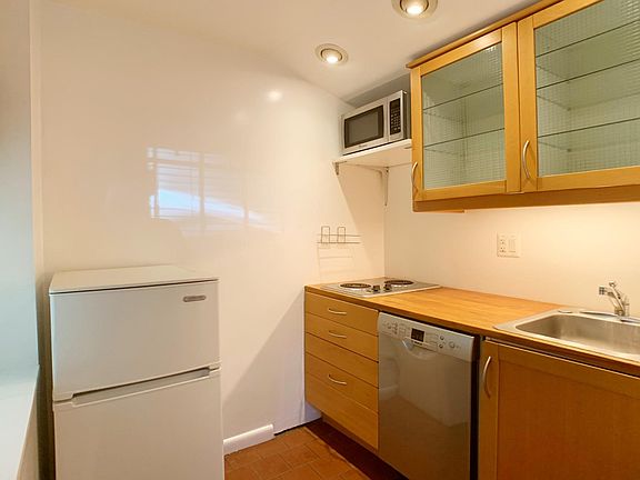 Glass door cabinets & under cabinet lights...