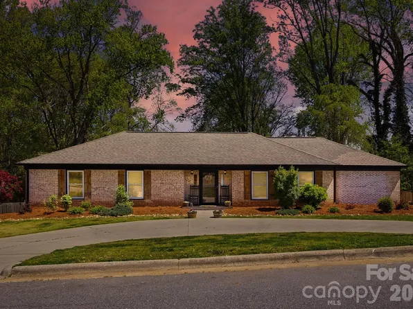 906 Hemlock Dr NE, Lenoir, NC 28645