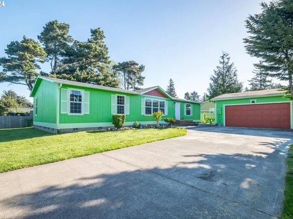 1079 Harlem St SE, Bandon, OR 97411