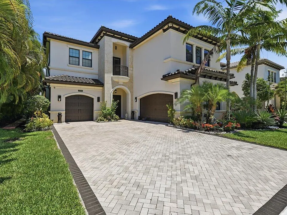 9769 Bozzano Dr