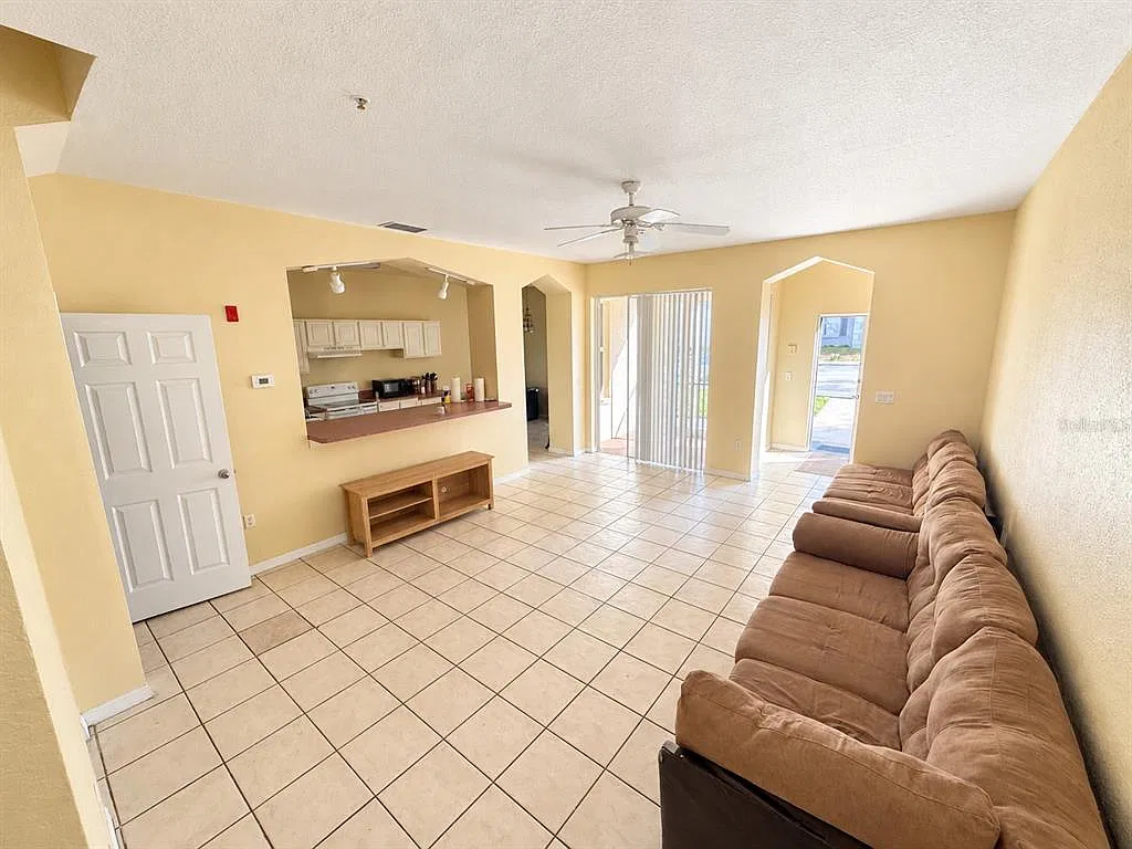 4 bed, 3.5 bath, 2075 sqft, $2,290 — Photo 3