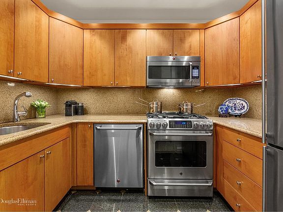 4th image of 188 E 70th St APT 5C
