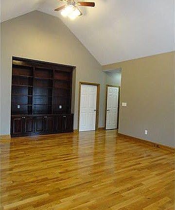5th image of 9441 Hollywood Dr