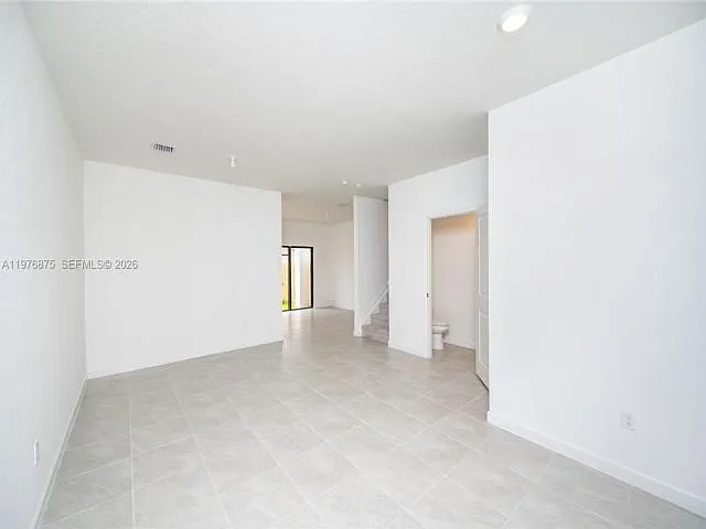 264 SW 159th Ter — Photo 2