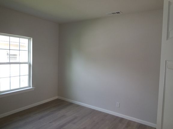 5th image of 106 E Sadosa St