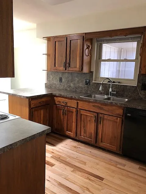 3 bed, 1.5 bath, 2000 sqft, $2,495 — Photo 3