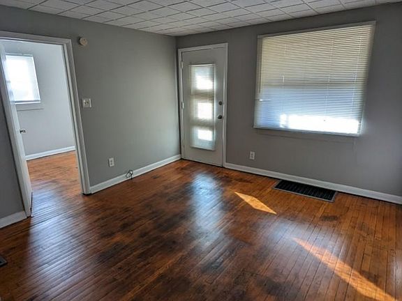 3rd image of 152 Collingwood Ave