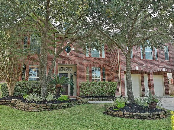 Welcome to the Ridge of Gleannloch Farms. Positioned near the front of the neighbor, close to dining and grocery shopping. Kids can walk to Hassler elementary! Mature trees offer optimum shade! Great cul-de-sac location too!