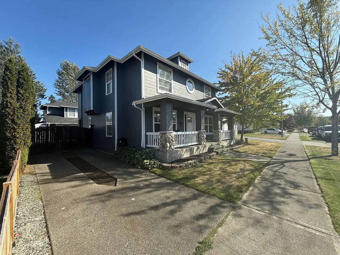 Beautiful 4-Bedroom Craftsman Home in Lords Lake Community — Photo 2
