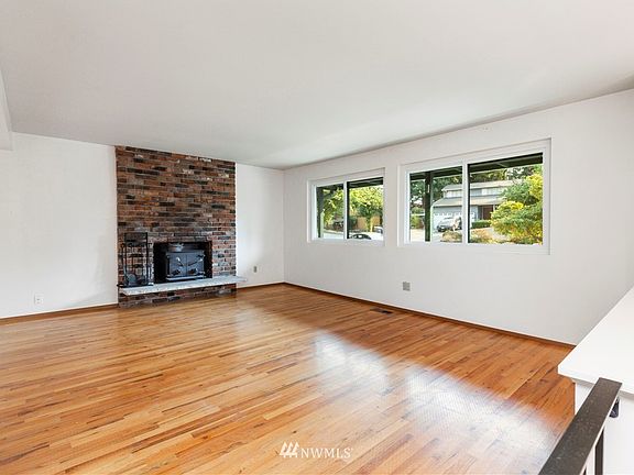 Large family room ready for your updates! 