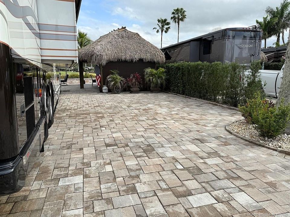 1st image of 222 NW Chipshot Ln