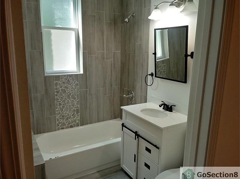 1st image of 5948 S La Salle St Floor 1