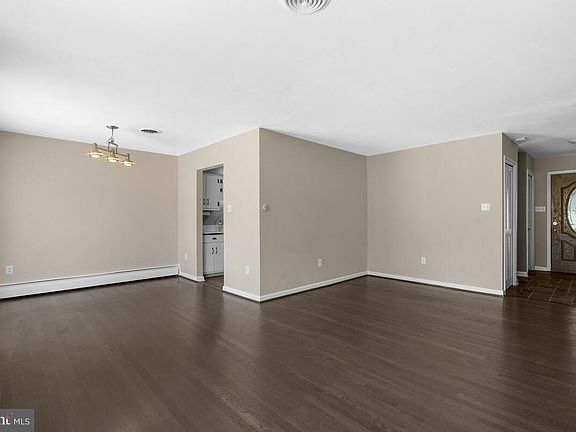 5th image of 15601 Norman Dr