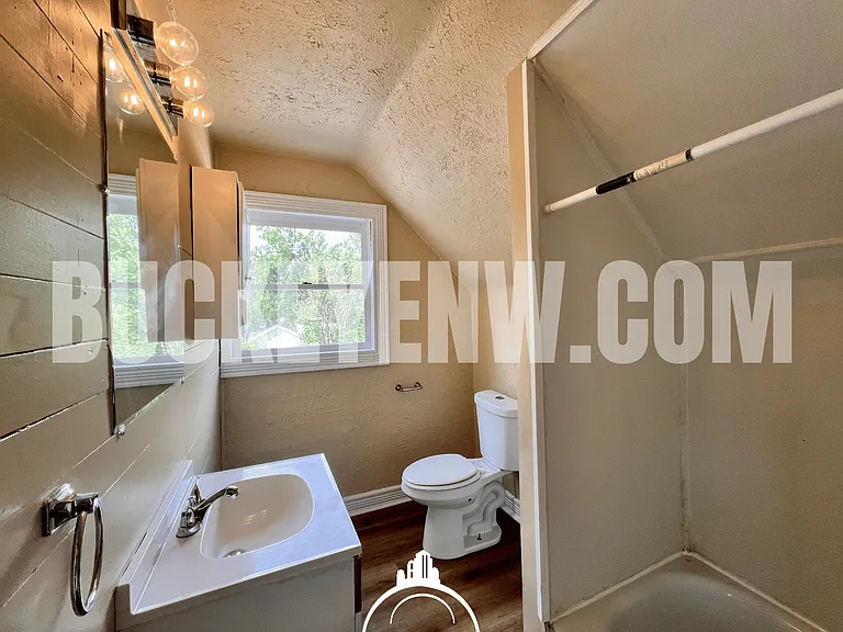 1110 Harding Dr — Photo 10