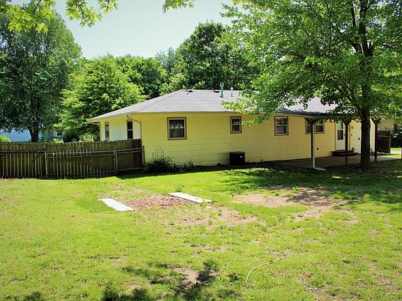 4th image of 219 S Debbie Ave