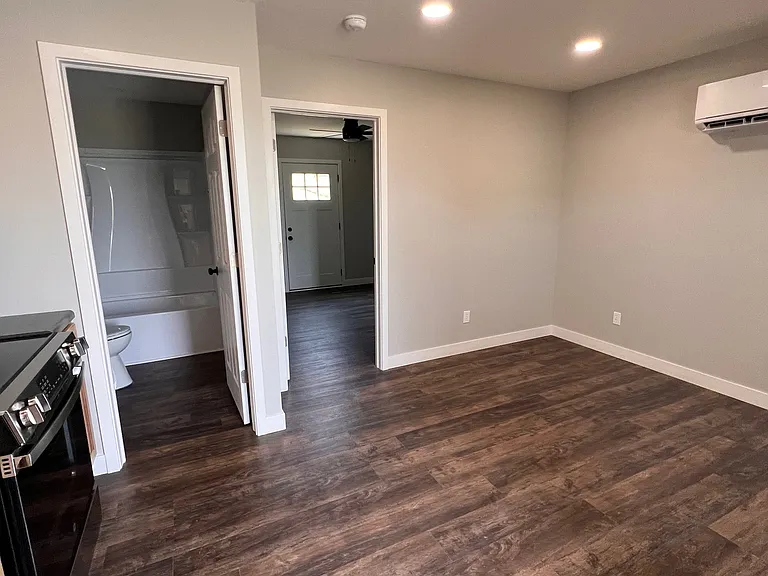 109 N Monroe St #B — Photo 8