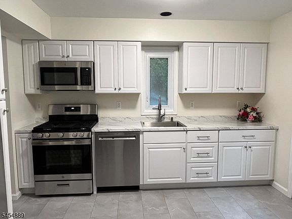 3rd image of 150 Saddleback Ct