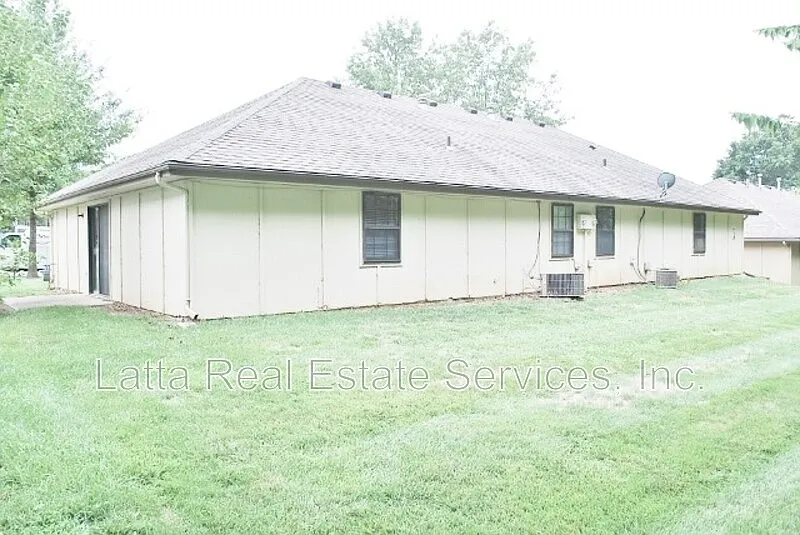 2 bed, 1.0 bath, 940 sqft, $1,250 — Photo 2
