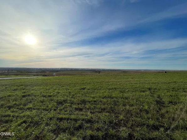 4506 Elk Ridge Dr, Bismarck, ND 58503