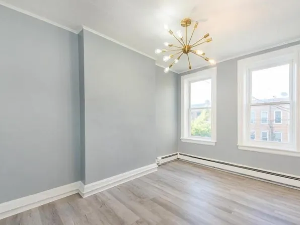 396 Woodlawn Avenue image 5 of 20