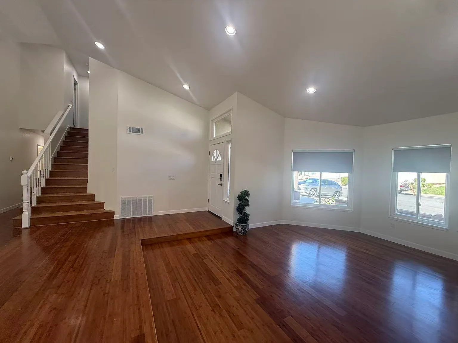 4 bed, 2.5 bath, 2305 sqft, $4,500 — Photo 3