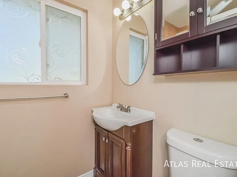 524 Rowe Ln — Photo 9
