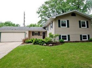 907 Stoos Ln, Naperville, IL 60540