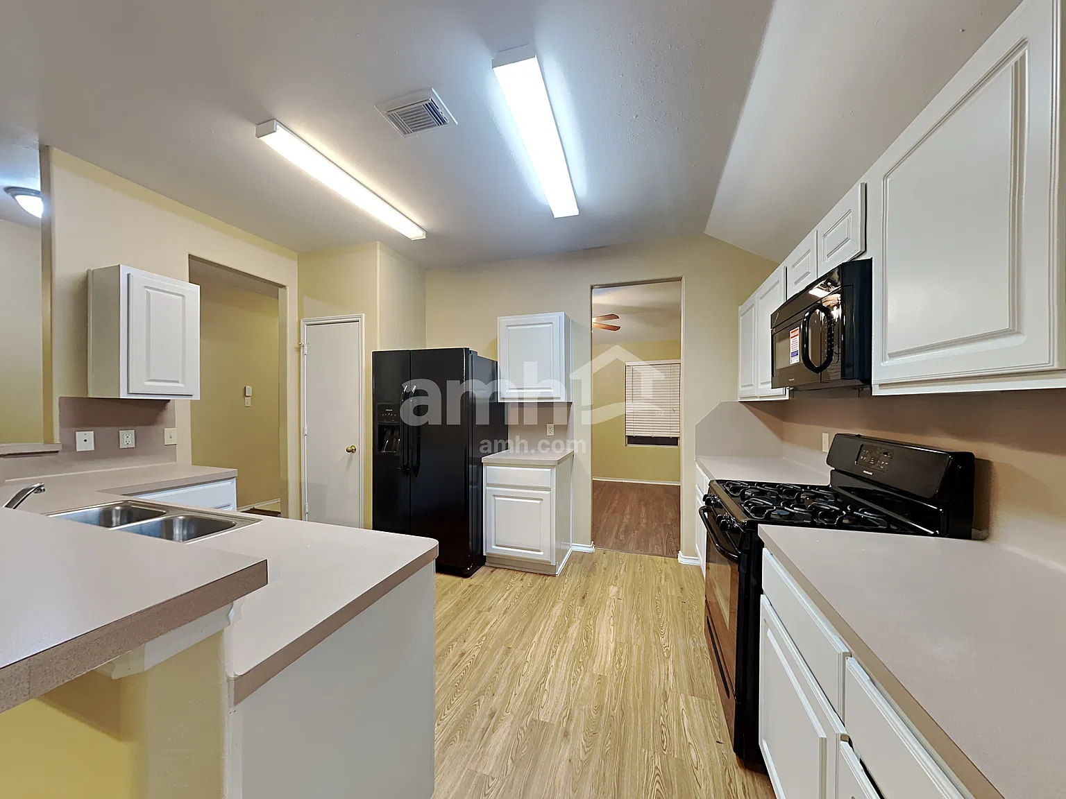 3 bed, 2.0 bath, 1500 sqft, $1,915 — Photo 3