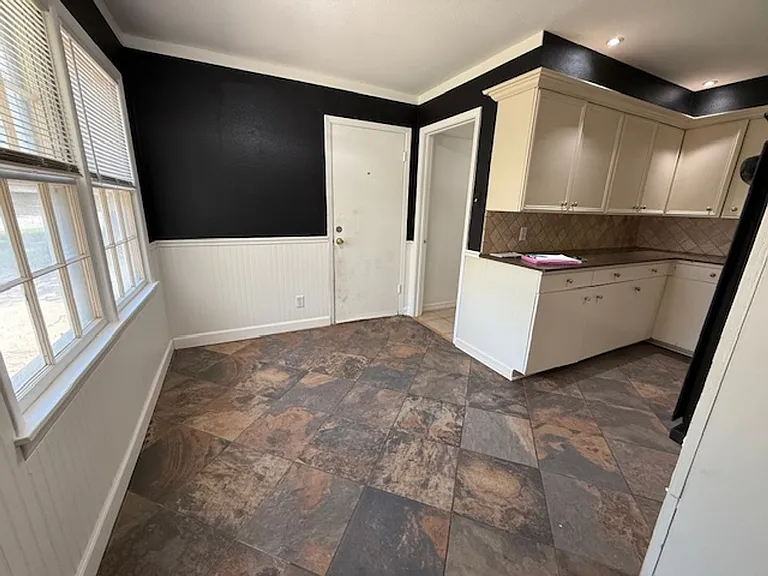 2125 S Willis St — Photo 6