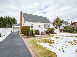 142 Cottage Blvd, Hicksville, NY 11801