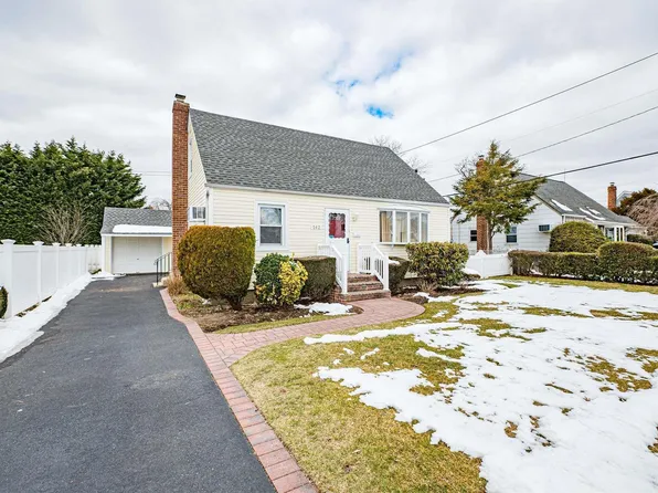 142 Cottage Boulevard, Hicksville, NY 11801