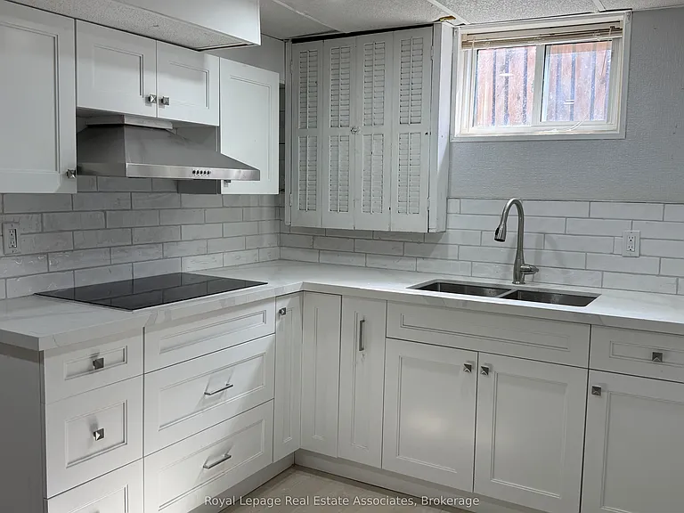 60 Toby Cres #LOWER — Photo 8
