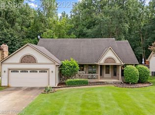 9523 Chaumont Dr, Commerce Township, MI 48382