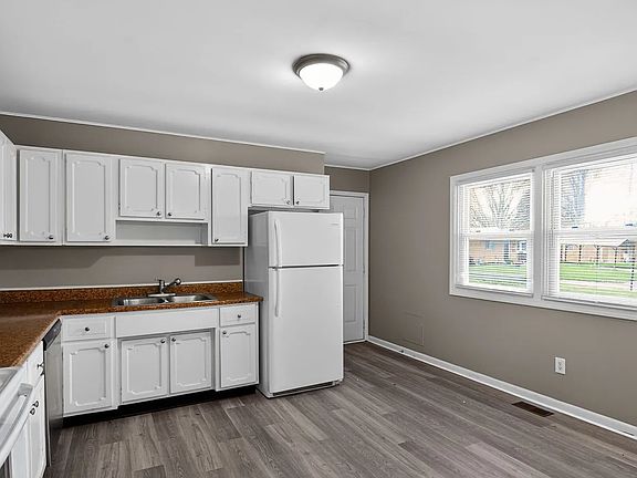 3rd image of 4366 Sawyer Ave