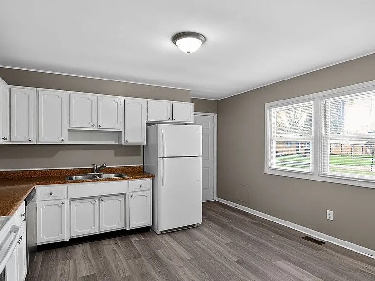 4366 Sawyer Ave — Photo 3
