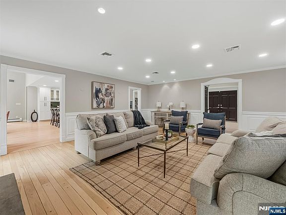5th image of 22 Millstream Road