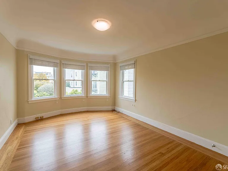 2124 Bay St — Photo 7