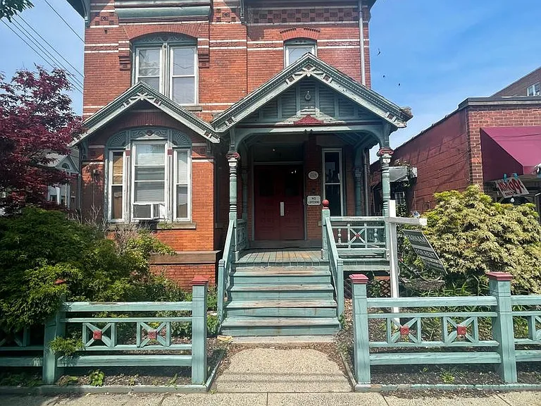 94 Howe St — Photo 16