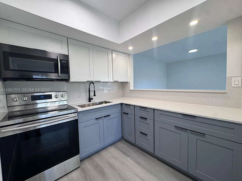 Envoy Apartments Condomin — Photo 2