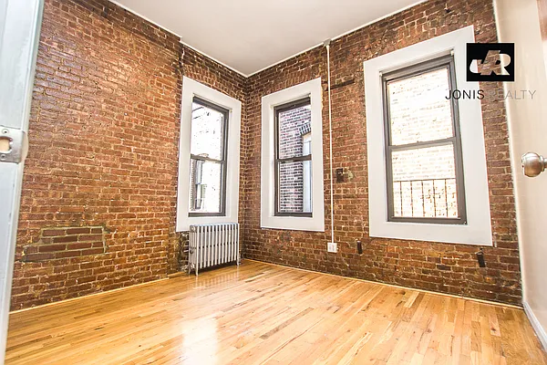 Rented by Jonis Realty | media 7