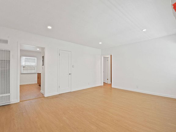 3rd image of 1844-1850 N Harvard Blvd #B08